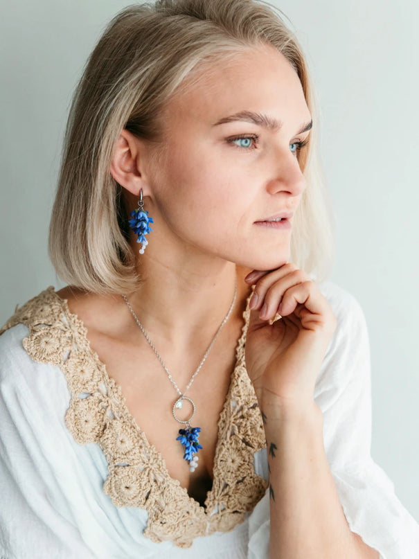 DAUGHTER OF THE NORTH MYSTICAL DELPHINIUM HUGGIE OORBELLEN, 18K GOLDPLATED